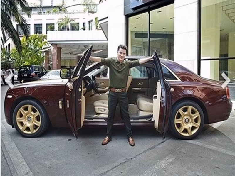 Đàm Vĩnh Hưng còn sở hữu hàng loạt xế hộp, ước tính hàng chục tỷ đồng. Chiếc xe gây chú ý nhất của anh là Rollys-Royce Ghost được mạ vàng khoảng 40 tỷ đồng. Năm 2018, "ông hoàng nhạc Việt" còn tậu siêu xe Cadillac giá 8 tỷ đồng. Ảnh: Giadinhvietnam