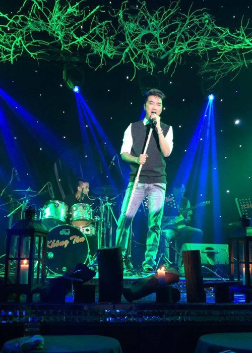 Theo lời một bầu show lớn, cát-sê của Đàm Vĩnh Hưng dao động từ 7.000 USD đến 15.000 USD/show. Năm 2012, anh từng nhận lời biểu diễn ở đám cưới của một đại gia Hà Tĩnh với mức cát-sê lên đến 20.000 USD (khoảng hơn 420 triệu đồng thời điểm đó).