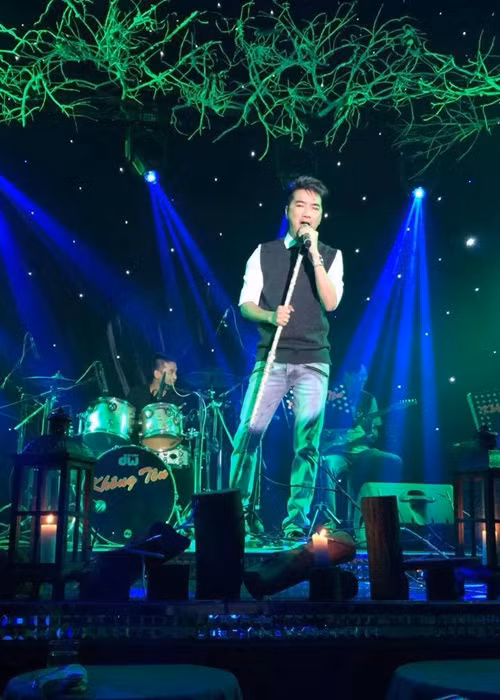 Theo lời một bầu show lớn, cát-sê của Đàm Vĩnh Hưng dao động từ 7.000 USD đến 15.000 USD/show. Năm 2012, anh từng nhận lời biểu diễn ở đám cưới của một đại gia Hà Tĩnh với mức cát-sê lên đến 20.000 USD (khoảng hơn 420 triệu đồng thời điểm đó).