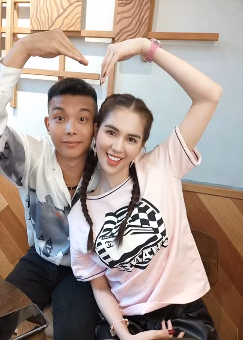 NTK Đỗ Long viết: “Happy birthday Ngọc Trinh. Chúc cô gái tháng 9 tuổi mới thật nhiều sức khoẻ, mãi mãi tuổi 18, ngày càng xinh đẹp và những âm thanh ting ting luôn vang lên bên em mỗi ngày nhé”.