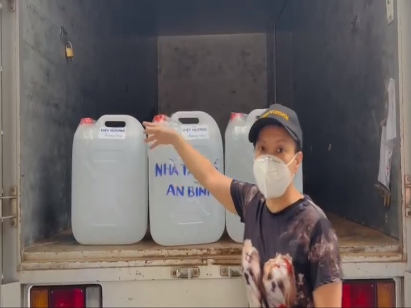 Hoài Phương khâm phục sức mạnh thể lực và tinh thần của bà xã khi đi từ thiện: "Giữa trưa nắng mà giao quà liên tục, cô em bạn dì của Việt Hương người mà hiện đang sống ngay trên con phố đó - ca sĩ Vũ Uyên Nhi đã xây xẩm mặt mày, phải lên xe ngồi nghỉ. Trong lúc đó cô vợ tôi miệng vẫn thao thao bất tuyệt, một tay cầm chiếc micro, một tay bốc gói quà đôn đáo chạy giao quà đều tay. Quả là những buổi tập luyện boxing hàng ngày cũng làm cho cô gái này dẻo dai và "lì đòn" hơn" .