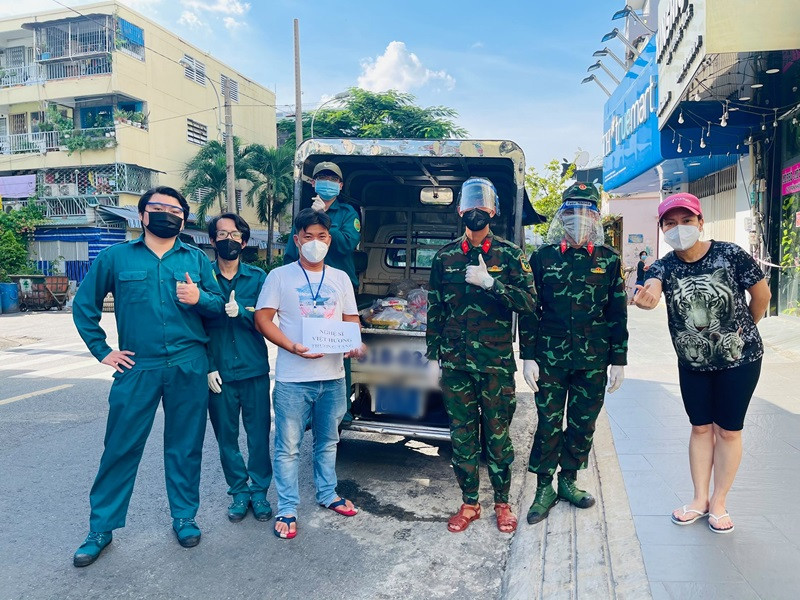 Việt Hương bỏ tiền túi làm từ thiện mà không kêu gọi. Hoàng Mập chia sẻ trên Tri thức trẻ, Việt Hương đang nặng gánh rất nhiều về kinh tế khi gồng gánh nhiều công ty, lo cho hàng trăm nhân viên của mình. Thế nhưng, cô vẫn xông xáo, nhiệt huyết với từ thiện, sẵn sàng lấy tiền túi ra cứu giúp bà con nghèo.