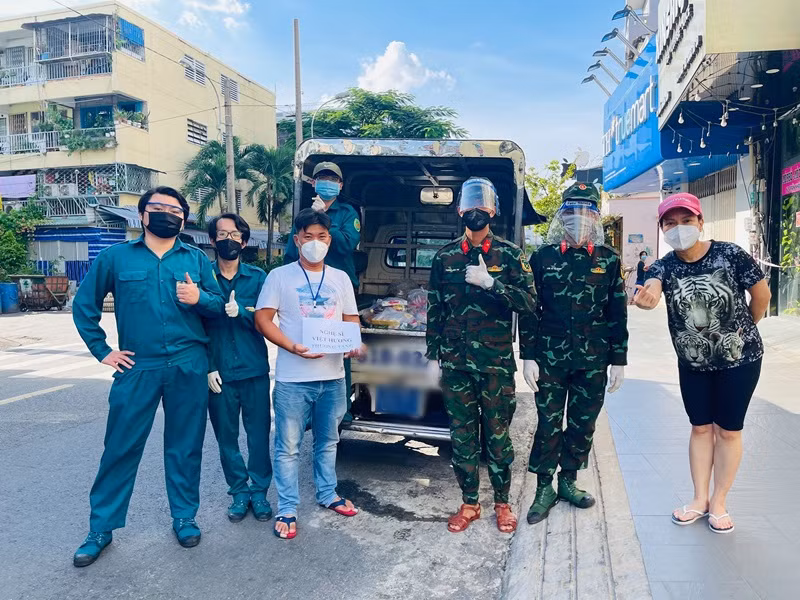 Việt Hương bỏ tiền túi làm từ thiện mà không kêu gọi. Hoàng Mập chia sẻ trên Tri thức trẻ, Việt Hương đang nặng gánh rất nhiều về kinh tế khi gồng gánh nhiều công ty, lo cho hàng trăm nhân viên của mình. Thế nhưng, cô vẫn xông xáo, nhiệt huyết với từ thiện, sẵn sàng lấy tiền túi ra cứu giúp bà con nghèo.