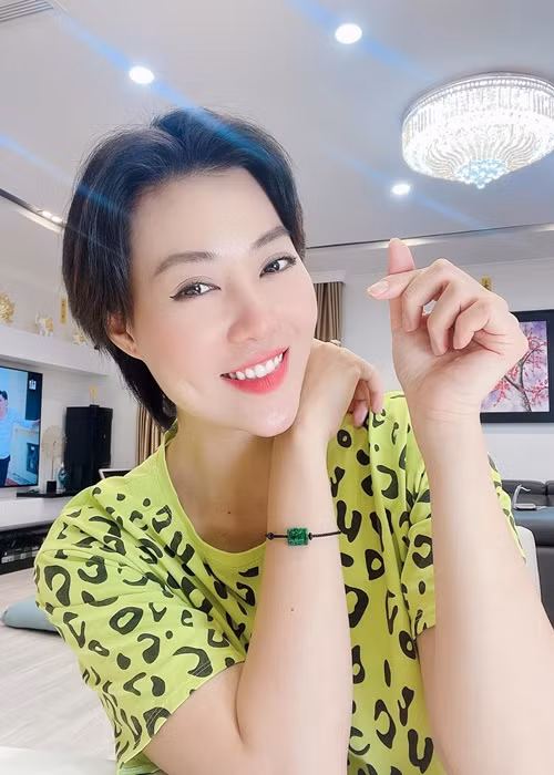 Từng có nhiều lời đồn về việc Thanh Hương giấu chồng. “Người ta đồn tôi đã ly hôn, thậm chí còn bảo tôi là mẹ đơn thân. Nhưng ai đồn cứ việc đồn, ai thêu dệt cứ thêu dệt, làm nghề “dâu trăm họ” không thể tránh được những chuyện này. Đó chỉ là những chuyện tầm phào, tôi chẳng cần lên tiếng làm gì”, nữ diễn viên đáp trả khi vướng đồn đoán về hôn nhân.