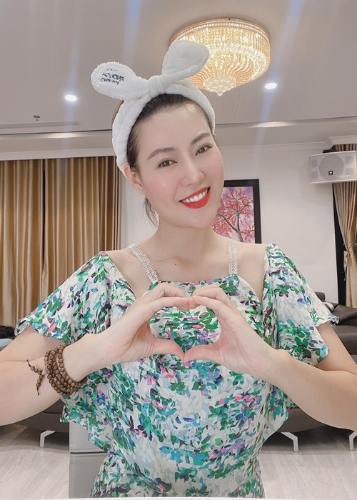 Trong cuộc phỏng vấn trên Ngôi sao, Thanh Hương khẳng định chồng luôn đứng sau cô hậu thuẫn về tinh thần và hỗ trợ 100% về vật chất. “Ông xã tuyệt vời vô cùng, lúc nào cũng muốn tôi được làm những điều tôi thích”, nữ diễn viên khen người bạn đời.