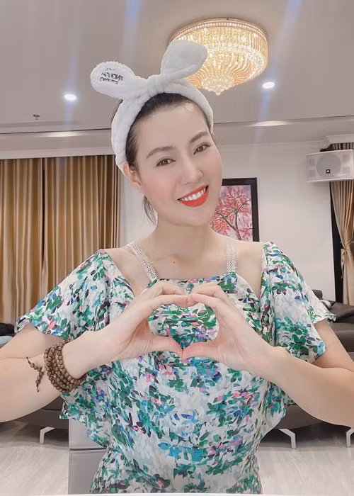 Trong cuộc phỏng vấn trên Ngôi sao, Thanh Hương khẳng định chồng luôn đứng sau cô hậu thuẫn về tinh thần và hỗ trợ 100% về vật chất. “Ông xã tuyệt vời vô cùng, lúc nào cũng muốn tôi được làm những điều tôi thích”, nữ diễn viên khen người bạn đời.