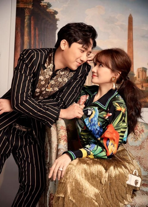 Hari Won từng tiết lộ Trấn Thành không phải người tự nguyện đưa tiền cho cô giữ. Trong 1 năm đầu kết hôn, Trấn Thành và Hari Won tiêu tiền riêng, không đụng tới tiền của nhau. Năm thứ hai kết hôn, Hari Won bắt đầu nói chuyện với Trấn Thành rằng muốn anh phải đưa tiền cho cô giữ để làm cái nọ cái kia.