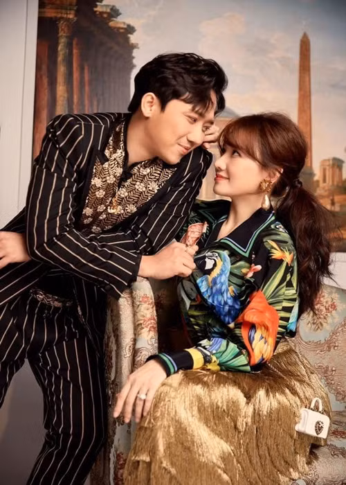 Hari Won từng tiết lộ Trấn Thành không phải người tự nguyện đưa tiền cho cô giữ. Trong 1 năm đầu kết hôn, Trấn Thành và Hari Won tiêu tiền riêng, không đụng tới tiền của nhau. Năm thứ hai kết hôn, Hari Won bắt đầu nói chuyện với Trấn Thành rằng muốn anh phải đưa tiền cho cô giữ để làm cái nọ cái kia.