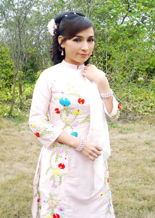 Phi Nhung bước vào làng giải trí với vai trò ca sĩ. Ngoài ca hát, cô còn đóng phim. Năm 2009, Phi Nhung tham gia phim Hoa ngữ “Trạng sư Trần Mộng Cát”. Ảnh: Thể thao văn hóa