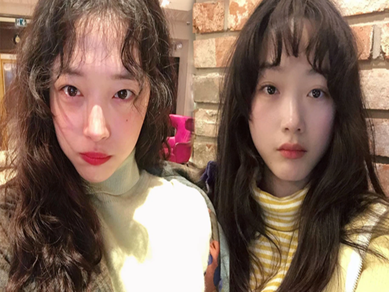 Lee Yoo Mi sở hữu vẻ ngoài xinh đẹp. Đáng chú ý, cô được cho là bản sao của cố ca sĩ Sulli (trái) về nhan sắc lẫn phong cách thời trang.