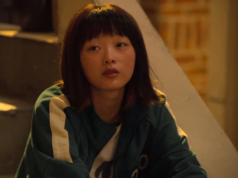 Lee Yoo Mi thuộc tuyến diễn viên phụ của “ Squid game” (Trò chơi con mực). Nhân vật Ji Young của Lee Yoo Mi có số phận đầy bi thương. Ji Young chứng kiến bố giết mẹ rồi vào tù vì đâm chết bố. Tham gia trò chơi sinh tử, ở game thứ 4, Ji Young lựa chọn thua cuộc để nhường cơ hội sống cho Kang Sae Byeok. Ảnh: Đất Việt