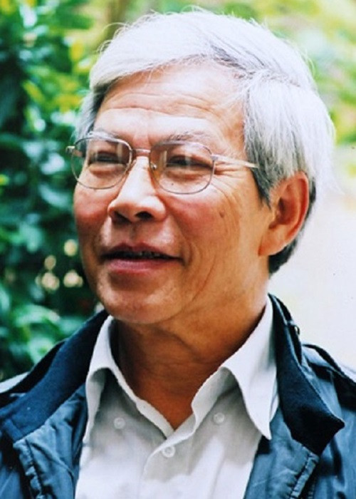 Theo Người lao động, nghệ sĩ Ngô Mạnh Lân sinh năm 1934 tại xã Tả Thanh Oai, huyện Thanh Trì, Hà Nội. Năm 16 tuổi, ông tham gia khoá học đầu tiên của Trường Mỹ thuật Việt Nam ở chiến khu Việt Bắc do họa sĩ Tô Ngọc Vân phụ trách. Sau khi tốt nghiệp, ông vào quân đội, tham gia chiến dịch Điện Biên Phủ và có nhiều ký họa kháng chiến. Ảnh: Hà Nội mới