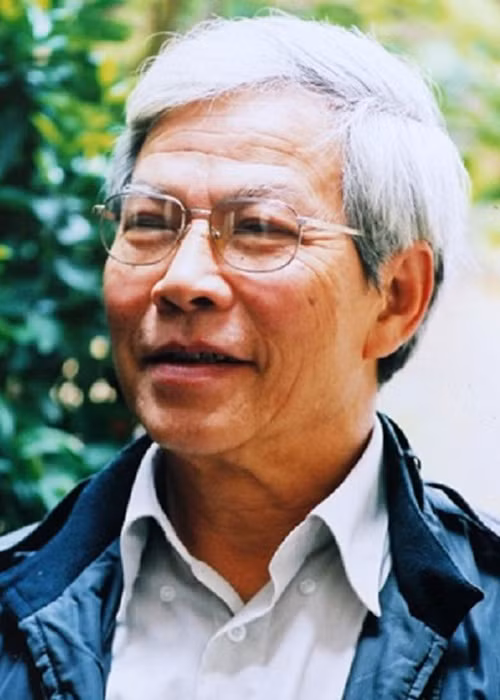 Theo Người lao động, nghệ sĩ Ngô Mạnh Lân sinh năm 1934 tại xã Tả Thanh Oai, huyện Thanh Trì, Hà Nội. Năm 16 tuổi, ông tham gia khoá học đầu tiên của Trường Mỹ thuật Việt Nam ở chiến khu Việt Bắc do họa sĩ Tô Ngọc Vân phụ trách. Sau khi tốt nghiệp, ông vào quân đội, tham gia chiến dịch Điện Biên Phủ và có nhiều ký họa kháng chiến. Ảnh: Hà Nội mới