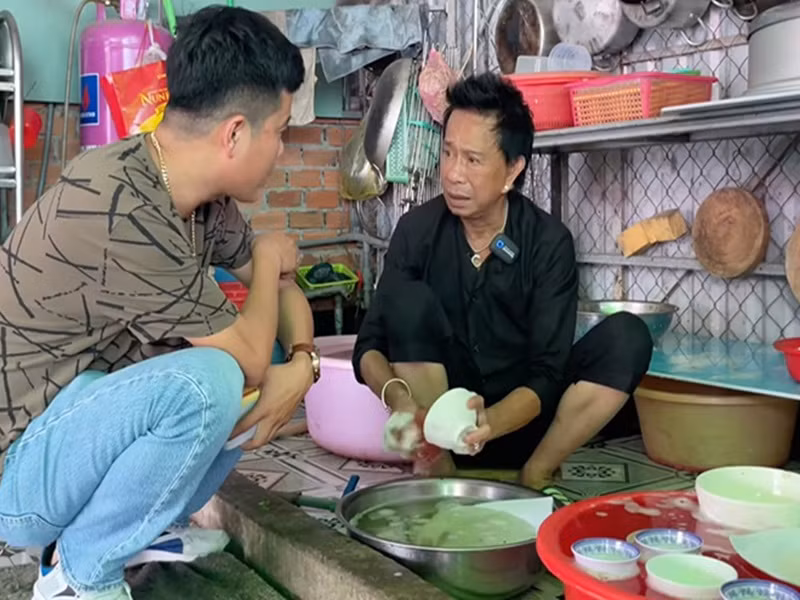 Danh hài Bảo Chung từng rửa bát trong một quán cơm. Trước thông tin phải rửa bát kiếm sống, anh phủ nhận. Ảnh: Thể thao văn hóa