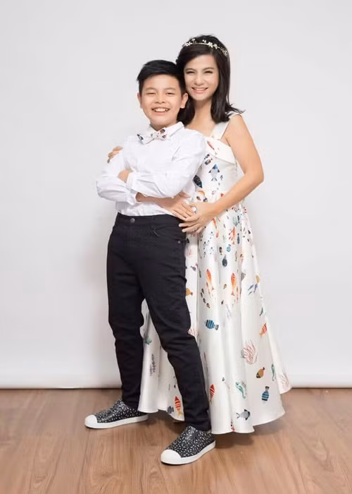 Trong chương trình Thiếu Niên Nói 2021, Thiên Minh cho biết, mẹ của em đam mê phim ảnh, thế nhưng vì con nên tạm gác lại những dự án đó. Thiên Minh mong mẹ hãy theo đuổi mong muốn của bản thân. Cát Phượng nhắn nhủ con trai: “Mẹ lui lại để làm công tác sản xuất, đạo diễn để dành nhiều thời gian cho con chứ không phải rút hẳn hoàn toàn. Mẹ thấy vui là được rồi nên con cũng đừng quá lo lắng cho mẹ".