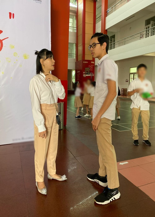 Ở tuổi 17, Thiên Minh cao hơn mẹ.