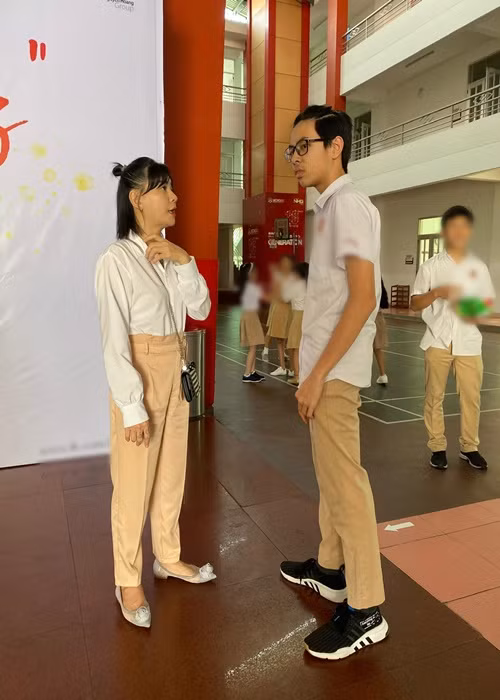 Ở tuổi 17, Thiên Minh cao hơn mẹ.