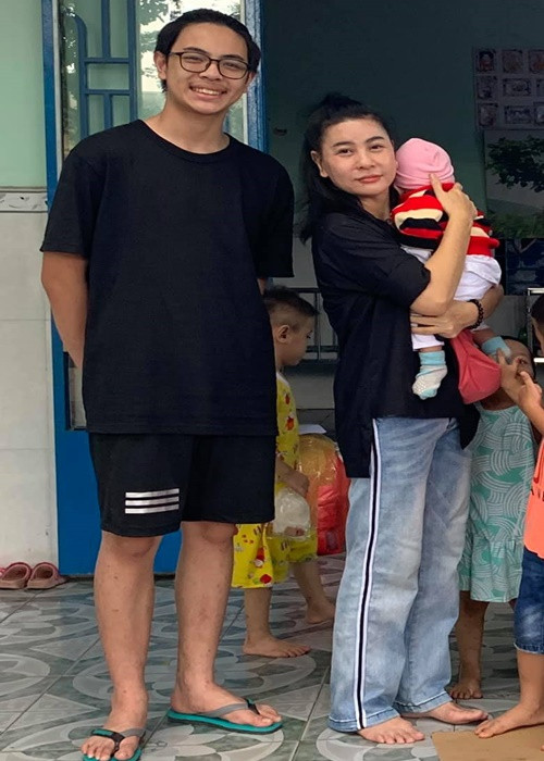 Cát Phượng chia sẻ, con trai ít nói, điềm tĩnh trong mọi hoàn cảnh, rất biết quan tâm đến mọi người xung quanh và thích học lập trình game.