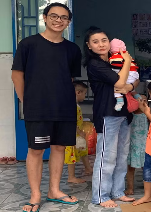 Cát Phượng chia sẻ, con trai ít nói, điềm tĩnh trong mọi hoàn cảnh, rất biết quan tâm đến mọi người xung quanh và thích học lập trình game.