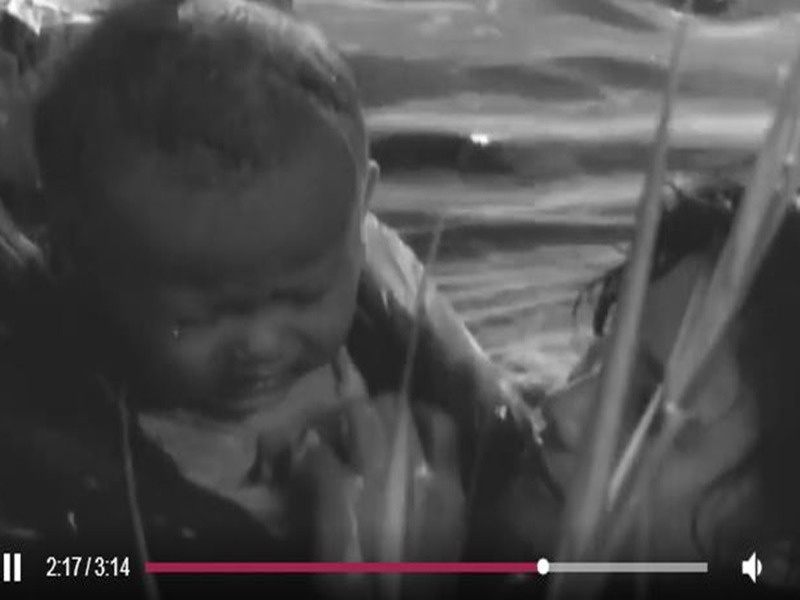 Phim “Cánh đồng hoang” có nhiều cảnh quay nguy hiểm khiến khán giả thót tim. Sinh thời, nhà quay phim Đường Tuấn Ba chia sẻ trên Vnexpress, cảnh quay vợ chồng Ba Đô phải cho con vào túi nylon, cột miệng bao lại dìm xuống nước để trốn địch từ trên trực thăng bắn phá xuống cánh đồng là thật.