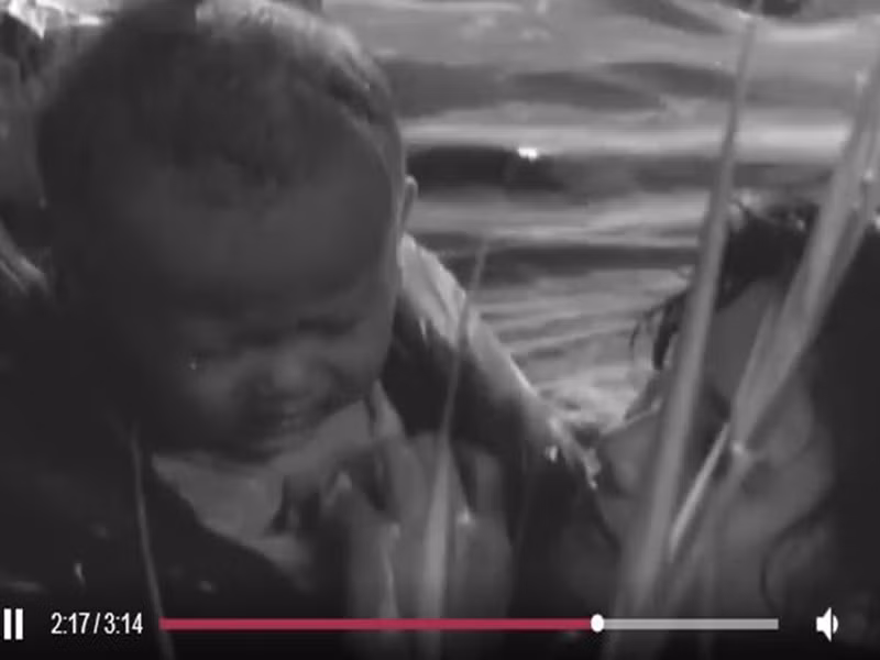 Phim “Cánh đồng hoang” có nhiều cảnh quay nguy hiểm khiến khán giả thót tim. Sinh thời, nhà quay phim Đường Tuấn Ba chia sẻ trên Vnexpress, cảnh quay vợ chồng Ba Đô phải cho con vào túi nylon, cột miệng bao lại dìm xuống nước để trốn địch từ trên trực thăng bắn phá xuống cánh đồng là thật.