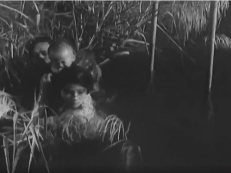 “Khi bịch nylon đựng đứa bé bị dìm xuống nước, lòng ông thắt lại, phải quay mặt lau nước mắt vì lo lắng cho diễn viên nhỏ tuổi lẫn xúc động với phân cảnh chiến tranh”, NSND Đường Tuấn Ba kể.