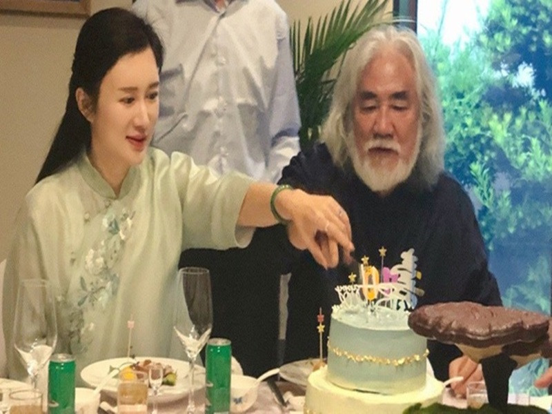 Vợ chồng Trương Kỷ Trung có cuộc sống bình dị nơi thôn quê. Mỗi ngày, cặp đôi cùng chăm sóc các con, đi dạo ngắm cảnh và nấu ăn. Ảnh: QQ/Sina