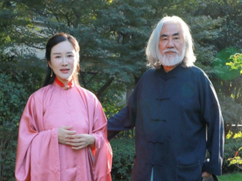 Trương Kỷ Trung khẳng định vợ chồng ông yêu nhau thật lòng. Nam đạo diễn khen vợ chu đáo, giỏi vun vén việc nhà. Có Đỗ Tinh Lâm, mỗi ngày của ông đều vui vẻ. Ảnh: Vietnamnet