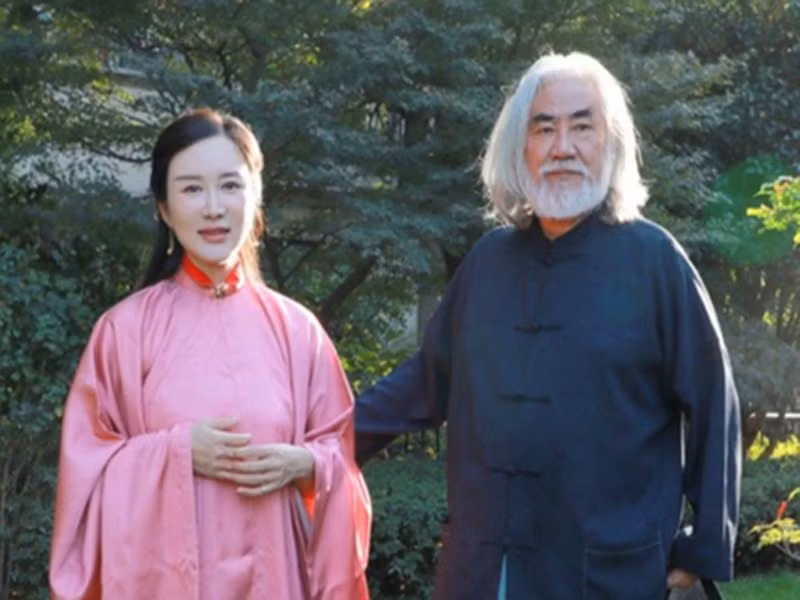 Trương Kỷ Trung khẳng định vợ chồng ông yêu nhau thật lòng. Nam đạo diễn khen vợ chu đáo, giỏi vun vén việc nhà. Có Đỗ Tinh Lâm, mỗi ngày của ông đều vui vẻ. Ảnh: Vietnamnet