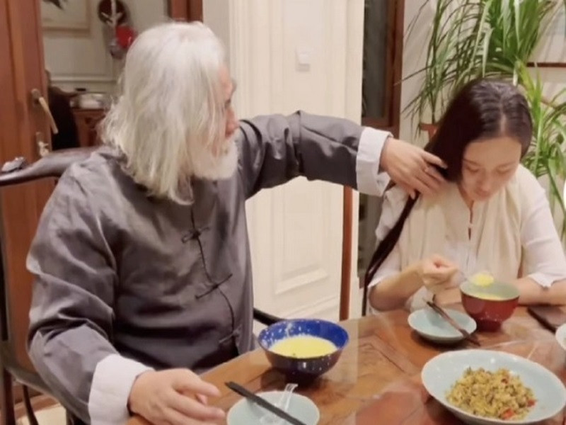 Do khoảng cách tuổi tác quá lớn nên hôn nhân của vợ chồng ông trùm phim kiếm hiệp Kim Dung gây ồn ào. Đỗ Tinh Lâm bị chỉ trích lấy chồng hơn 31 tuổi vì tiền bạc. Nhiều cư dân mạng nhận xét vợ chồng Trương Kỷ Trung như hai ông cháu. Ảnh: Vietnamnet