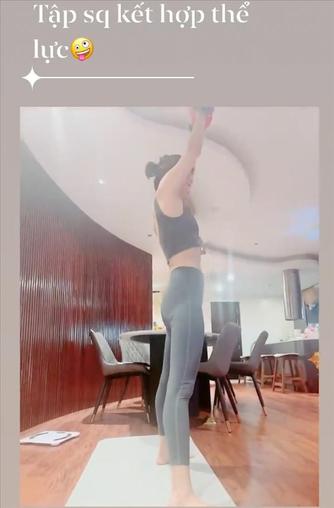 Người thì cho rằng vòng 1 của Lệ Quyên gần như đã "tàng hình", vòng 2 khá phẳng còn vòng 3 lại hơi lép là do tập luyện cường độ cao dẫn đến giảm cân toàn thân nhiều quá. Người lại cho rằng có thể chỉ là do góc quay mà thôi.