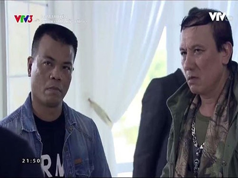 Mờ nhạt với vai giang hồ trong “Người phán xử”, Nguyễn Mạnh Hùng (trái) gây xôn xao khi bị khởi tố về tội danh Lừa đảo chiếm đoạt tài sản vào năm 2018. Theo cơ quan điều tra, Mạnh Hùng mạo nhận là võ sư dạy trong lực lượng Công an để lừa “chạy việc”.