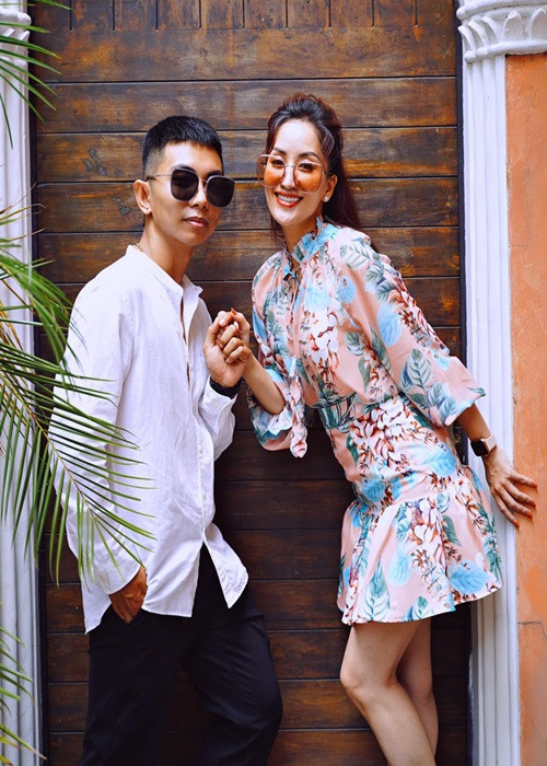 Khi mang thai con trai đầu lòng, Khánh Thi phải chịu áp lực nhiều phía, từ gia đình, bạn bè và cả xã hội. "Không ít lần tôi phải nhập viện khi đang mang thai đứa con đầu lòng”, cô nói. Ngoài áp lực, cô còn vướng tin đồn đào mỏ Phan Hiển.