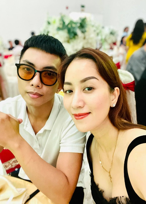 Một lần khi chia sẻ hình ảnh bên Phan Hiển, Khánh Thi bị một cư dân mạng nhận xét là trông như bà cháu. Trước lời chê bai ngoại hình không xứng với chồng, Khánh Thi chỉ phản hồi bằng 2 chữ “cảm ơn”.