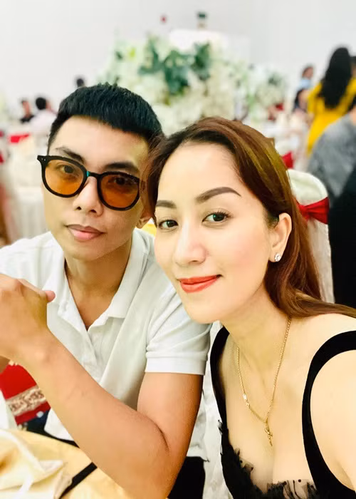 Một lần khi chia sẻ hình ảnh bên Phan Hiển, Khánh Thi bị một cư dân mạng nhận xét là trông như bà cháu. Trước lời chê bai ngoại hình không xứng với chồng, Khánh Thi chỉ phản hồi bằng 2 chữ “cảm ơn”.