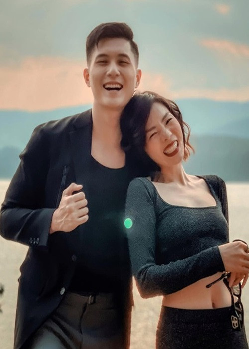 Giống Khánh Thi, Lệ Quyên cũng bị antifan công kích chuyện yêu trai trẻ kém hàng chục tuổi khi gắn bó với nam người mẫu Lâm Bảo Châu. Phản ứng của nữ ca sĩ là đáp trả từ nhẹ nhàng đến gay gắt.