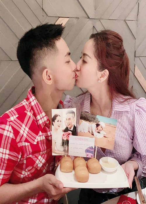 Khánh Thi chấp nhận mọi phong ba bão tố khi gắn bó với Phan Hiển không chỉ đơn giản vì tình yêu dành cho Phan Hiển mà còn vì trong những năm qua, Phan Hiển là người duy nhất sẵn sàng vứt bỏ hết mọi thứ để bên cạnh cô, cho dù là lúc cô mất mát trong sự nghiệp.