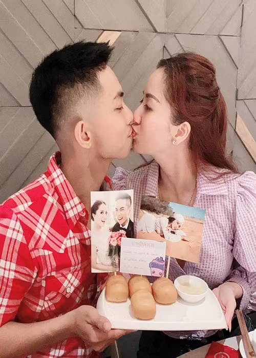 Khánh Thi chấp nhận mọi phong ba bão tố khi gắn bó với Phan Hiển không chỉ đơn giản vì tình yêu dành cho Phan Hiển mà còn vì trong những năm qua, Phan Hiển là người duy nhất sẵn sàng vứt bỏ hết mọi thứ để bên cạnh cô, cho dù là lúc cô mất mát trong sự nghiệp.