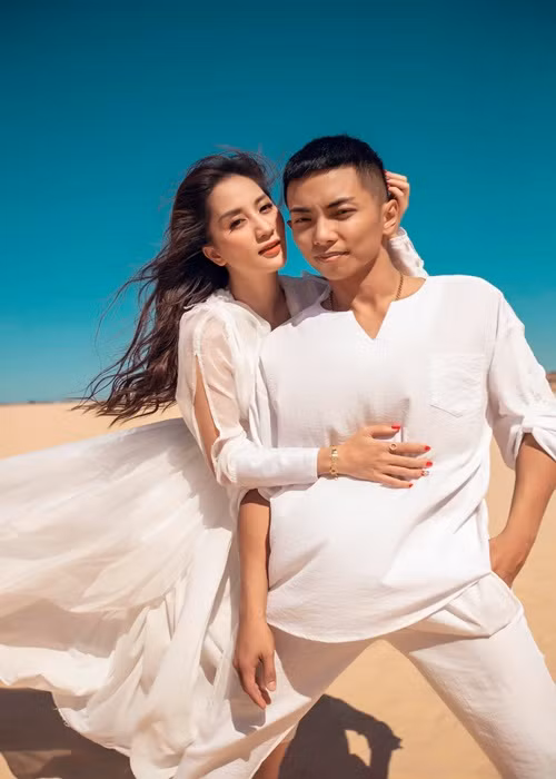 Mỗi lần Khánh Thi bị mỉa mai, Phan Hiển đáp trả gay gắt. Như gần đây, khi Khánh Thi bị diễn viên Trà My mỉa mai "bẫy phi công", Phan Hiển cho biết, chính anh là người chủ động trong chuyện tình cảm. Nam vũ công nhắn nhủ Trà My không được tiếp tục dùng những lời lẽ gây tổn thương hay xúc phạm đến Khánh Thi.