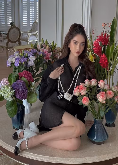 Bạn trai của Ngọc Trinh là đại gia, có không ít hành động lãng mạn. Sau đó một thời gian, chân dài gốc Trà Vinh chia tay người yêu. Hậu chia tay, Ngọc Trinh được tình cũ tặng biệt thự 50 tỷ đồng. Từ năm 2019 đến nay, cô chưa công khai thêm mối tình nào.