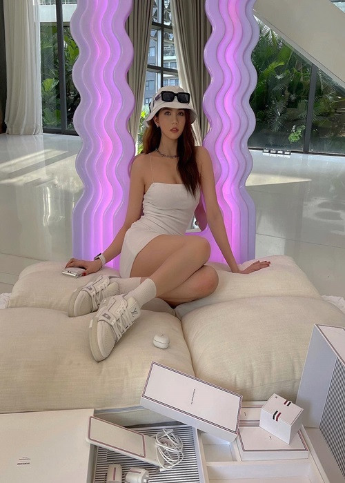 Trong những ngày ở nhà mùa dịch, chân dài gốc Trà Vinh tăng cân. Cô nặng 50 kg, vòng eo chạm mốc 59 cm. Vì vậy, Ngọc Trinh nỗ lực tập luyện để lấy lại vóc dáng thon gọn.