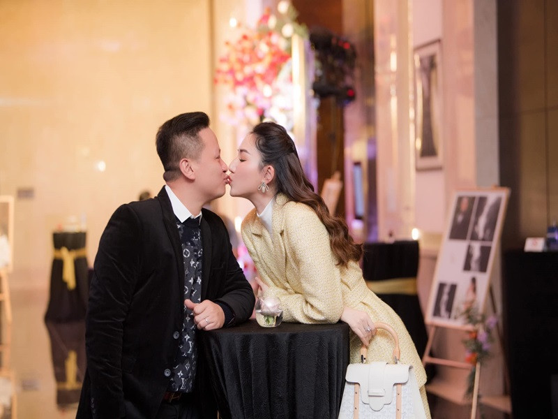 5 năm kết hôn, vợ chồng Trà My vẫn mặn nồng như mới hẹn hò. Cả hai thường xuyên dành cho nhau những cử chỉ ngọt ngào mọi lúc mọi nơi.