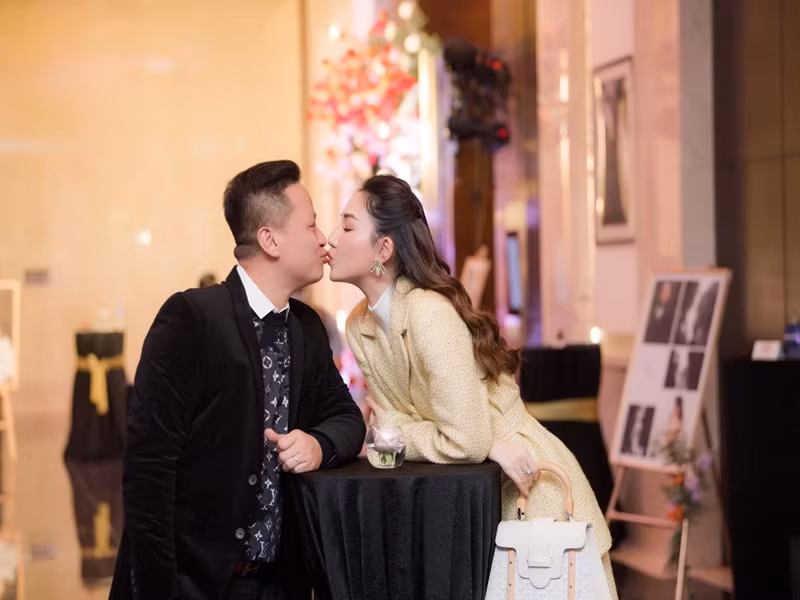 5 năm kết hôn, vợ chồng Trà My vẫn mặn nồng như mới hẹn hò. Cả hai thường xuyên dành cho nhau những cử chỉ ngọt ngào mọi lúc mọi nơi.