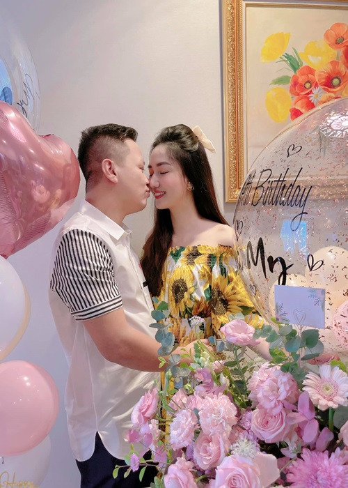 Nàng á hậu và chồng đại gia có không ít khoảnh khắc tình bể tình.