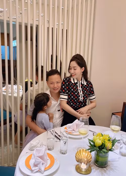 Ông xã của Trà My không chỉ chiều chuộng vợ con mà còn có vẻ ngoài phong độ.