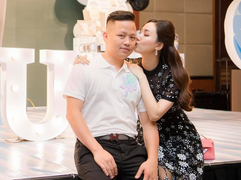 Trà My được chồng chiều chuộng. Cô từng "than thở" chồng bắt mỗi ngày phải xách một chiếc túi hàng hiệu, ép đeo nhẫn kim cương, không được tự lái xe vì phải có tài xế riêng đưa rước. Dịp 20/10, Valentine hay Halloween, ông xã của Trà My đều dành thời gian đưa vợ con đi ăn.