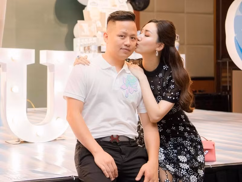 Trà My được chồng chiều chuộng. Cô từng "than thở" chồng bắt mỗi ngày phải xách một chiếc túi hàng hiệu, ép đeo nhẫn kim cương, không được tự lái xe vì phải có tài xế riêng đưa rước. Dịp 20/10, Valentine hay Halloween, ông xã của Trà My đều dành thời gian đưa vợ con đi ăn.