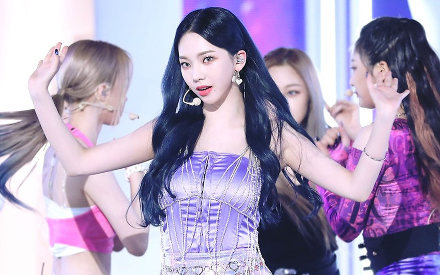 Karina (sinh năm 2000) có tên thật là Yu Ji Min. Cô được biết đến vai trò là trưởng nhóm nhạc aespa của Hàn Quốc. Với chiều cao 1,67 m cùng thân hình thon gọn, ca sĩ Karina được đánh giá là đối thủ của Lisa (BlackPink), Jang Won Young (IZ*ONE) về ngoại hình. Ảnh: Channel-Korea.