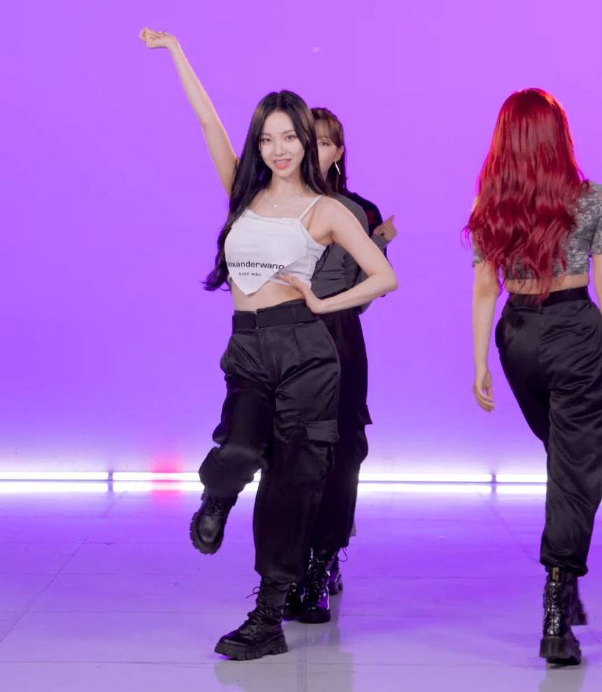 Với vóc dáng thon gọn, Karina từng gây chú ý khi diện áo được may từ khẩu trang kiểu bandana. Đây là thiết kế của thương hiệu Alexander Wang, có giá bán 45 USD. Stylist đã biến tấu món phụ kiện thành áo hai dây kín đáo. Song nó vẫn tôn lên được nét quyến rũ của nữ thần tượng. Ảnh: GossipChimp.