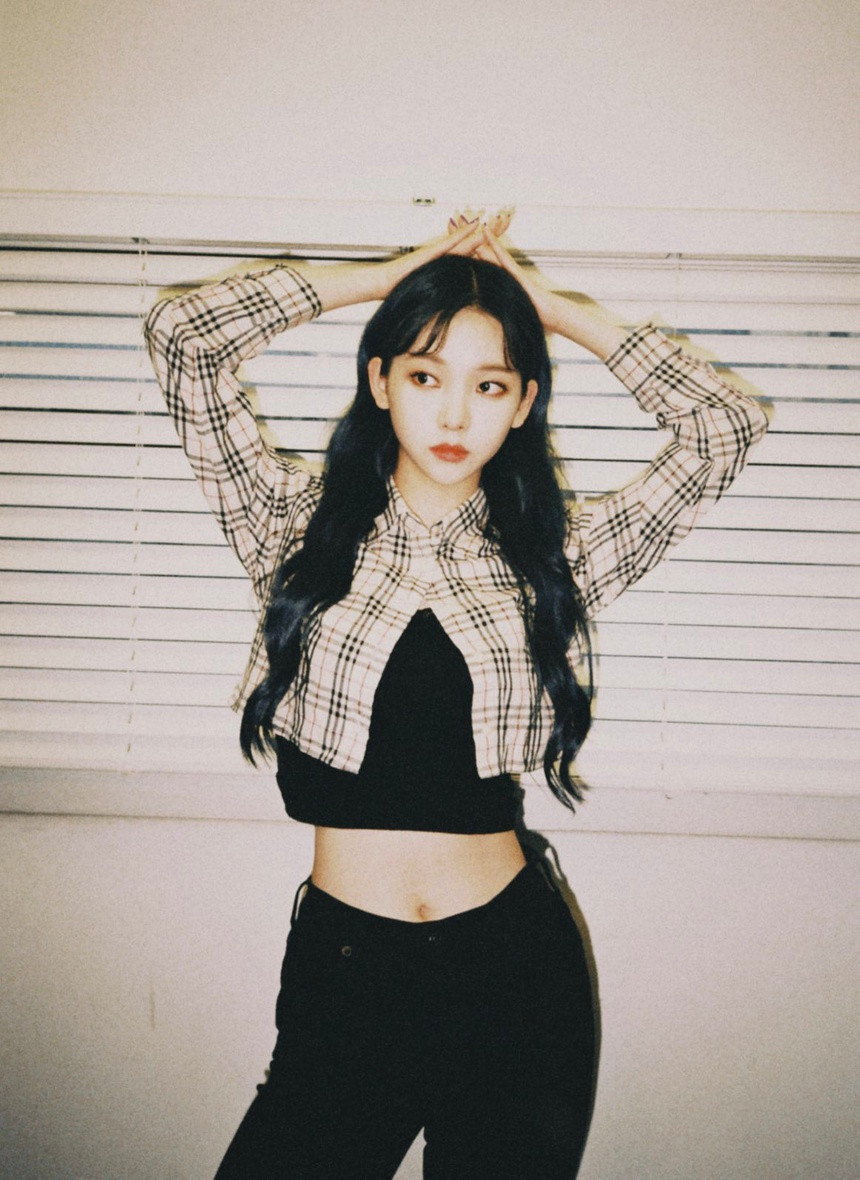 Trước khi trở thành thực tập sinh của SM Entertainment, Karina từng là ulzzang nổi tiếng của Hàn Quốc. Ảnh: @aespa_official.